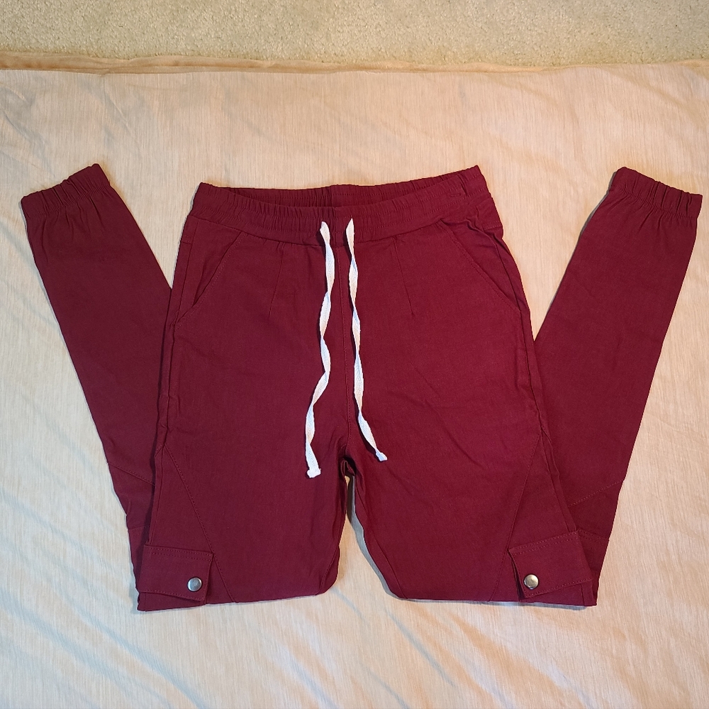 NWT Camisa Maroon Joggers Size Medium (Girls)